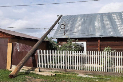 В Намском районе из-за сильного ветра рухнули электрические столбы UPD / ЯСИА   