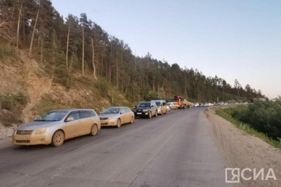 К паромной переправе в Нижнем Бестяхе выстроилась очередь в несколько километров UPD / Нарыйа Пахомова   