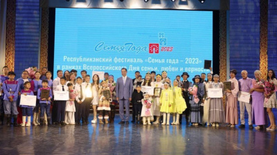 Айсен Николаев дал поручение увеличить республиканский материнский капитал до 300 тысяч рублей /    