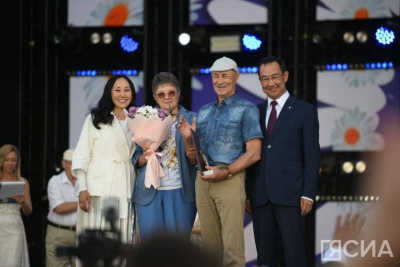 Глава Якутии наградил семьи-долгожители в Алдане / ЯСИА   