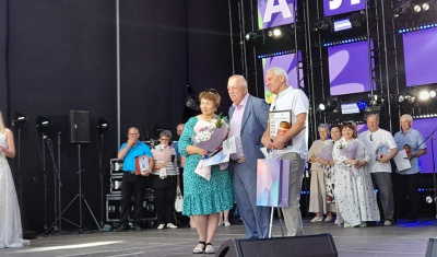 В День семьи, любви и верности в Алдане чествовали семейные пары / ЯСИА Алдан Алданский Республика Саха (Якутия)