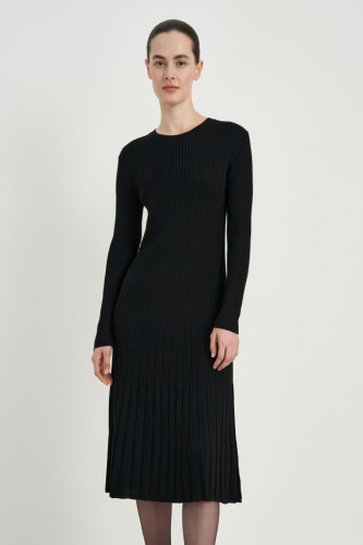 Вязаное платье приталенного силуэта