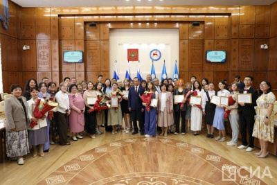 Глава Якутии наградил стобалльников ЕГЭ / ЯСИА Якутск Якутск Республика Саха (Якутия)