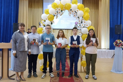 Юным якутянам в торжественной обстановке вручили первый паспорт / ЯСИА   