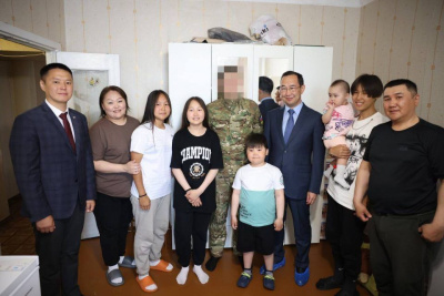 В Булунском районе глава Якутии навестил семью участника СВО / ЯСИА   