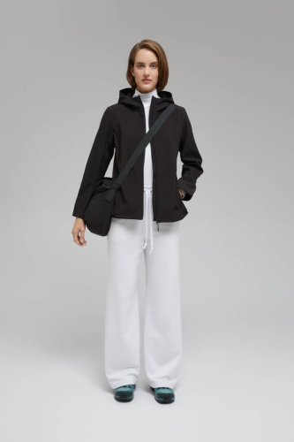 Ветровка с капюшоном