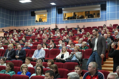 Правительственная группа отчиталась перед жителями Айхала и Удачного / ЯСИА   