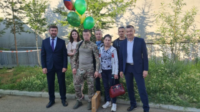 Утром в отпуск прибыли бойцы /    