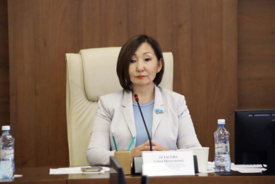 Алена Атласова: «Поддержка стобалльников ЕГЭ – хороший стимул для школьников к получению знаний» / ЯСИА   