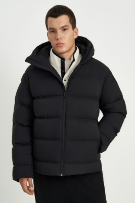 Пуховик с воротником-стойкой и капюшоном