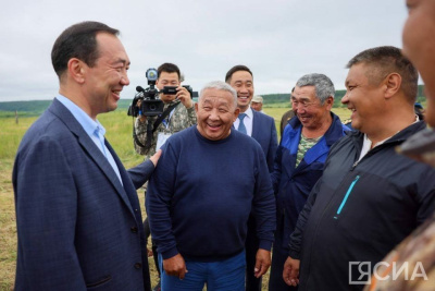 Глава Якутии встретился с сенокосцами хозяйства «Кэскил» / ЯСИА   