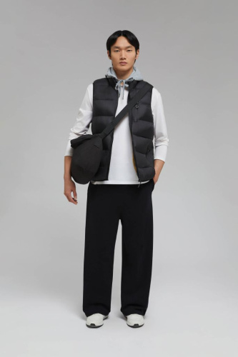 Утепленный жилет со съемным капюшоном