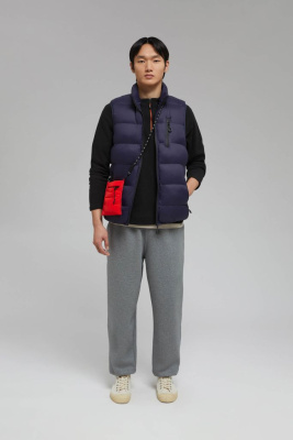 Утепленный жилет со съемным капюшоном