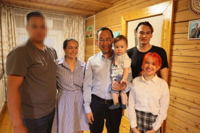 В Амге глава Якутии навестил семью, в которой отец и сын несут несут военную службу / ЯСИА   