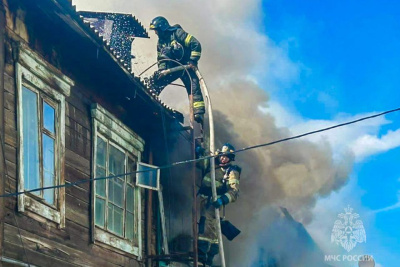 Пожар вспыхнул в двухэтажном доме по улице Жорницкого в Якутске / Нарыйа Пахомова Якутск Якутск Республика Саха (Якутия)
