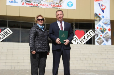 Звания «Почетный гражданин поселка «Айхал» удостоен главный инженер Айхальского ГОКа Вячеслав Зубарев /    