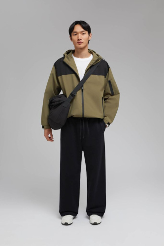 Ветровка с капюшоном