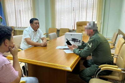 Коллектив Госстройжилнадзора Якутии подарил участнику СВО квадрокоптер / ЯСИА   