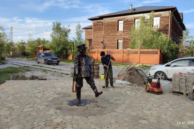 Фотофакт: в Старом городе Якутска появился памятник укладчику чурочной мостовой / ЯСИА Якутск Якутск Республика Саха (Якутия)