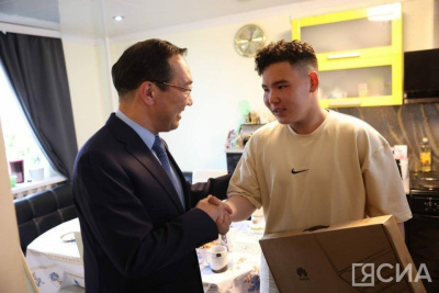 Айсен Николаев в Жиганске поздравил сына участника СВО с 18-летием / ЯСИА  Жиганский Республика Саха (Якутия)