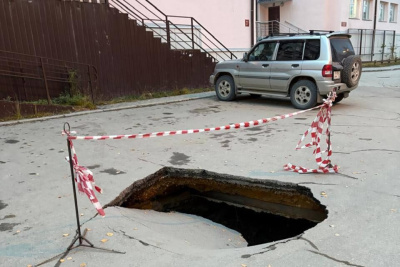 На автомобильной парковке в Якутске образовалась яма / ЯСИА Якутск Якутск Республика Саха (Якутия)