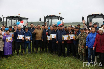 Глава Якутии вручил ключи от новой техники 13 хозяйствам Чурапчинского района / ЯСИА   
