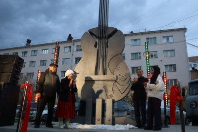 В Якутске открыли сквер со стелой памяти музыканта Айыы Уола / Майя Гоголева   