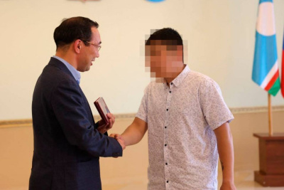 Орден Мужества вручил глава Якутии участнику СВО / ЯСИА   