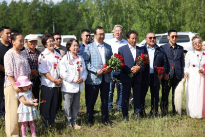 Глава Якутии возложил цветы к памятникам Алексею Кулаковскому и Платону Ойунскому / ЯСИА  Таттинский Республика Саха (Якутия)