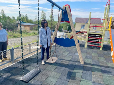 Глава поселка Айхал Галия Петровская провела еженедельный осмотр объектов благоустройства /    