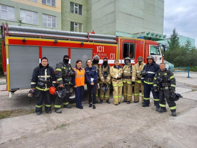 Тренировка пожарных в учебном учреждении прошла в Удачном /    