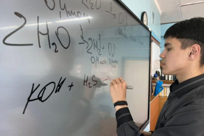 «Илья будет военным врачом»: мама мультибалльника по ЕГЭ из Якутии - об успехах и планах сына / Нарыйа Пахомова   