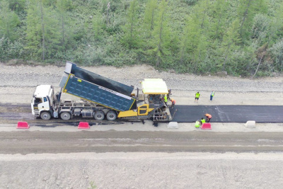 Дорожники приступили к асфальтированию участка трассы «Колыма» в Оймяконском районе / ЯСИА   
