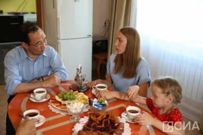 Айсен Николаев в Ленске навестил семью участника специальной военной операции / ЯСИА   