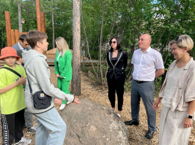 Рабочий визит главы района в Айхал завершился объездом объектов благоустройства /    