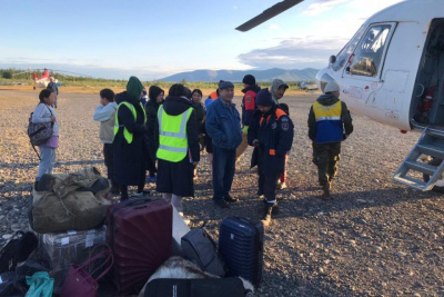 13 человек эвакуировали из затонувшей машины в Момском районе Якутии / ЯСИА   