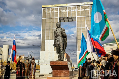 Айсен Николаев поздравил с Днём государственности республики / ЯСИА   