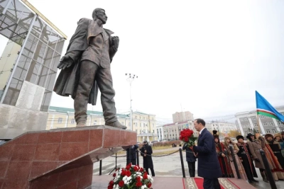 Глава Якутии возложил цветы к памятнику Платону Ойунскому / ЯСИА   