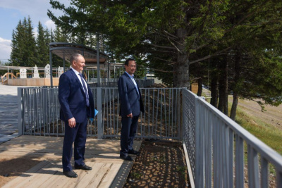 Айсен Николаев поручил завершить благоустройство площади Славы и мини-парка в Усть-Мае / ЯСИА   