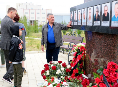 В Мирном почтили память погибших шахтеров /    