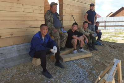 Сотрудники Якутской кадетской школы помогли участнику СВО в строительстве дома / ЯСИА   