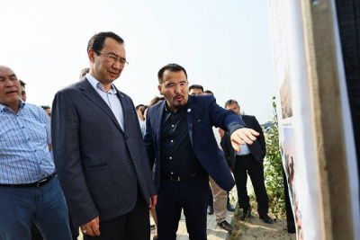 Главе Якутии представили проект набережной «Поющие пески» в Вилюйске / ЯСИА   