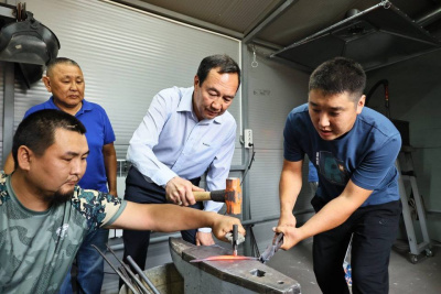 Глава Якутии встретился с мастером-кузнецом Егором Федоровым / ЯСИА Якутск Якутск Республика Саха (Якутия)