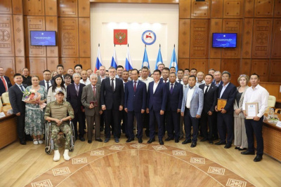 Айсен Николаев наградил представителей строительной отрасли Якутии / ЯСИА   Республика Саха (Якутия)