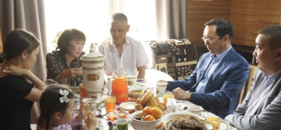 Айсен Николаев навестил семью участника СВО в селе Оросу Верхневилюйского района / ЯСИА  Верхневилюйский Республика Саха (Якутия)