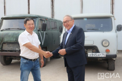 Компания «Якутскэнерго» передала в зону СВО автомобили / Айсен Пахомов   