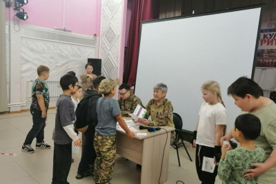 Отец и сын, участвовавшие в СВО, провели урок мужества в селе Маган / ЯСИА   