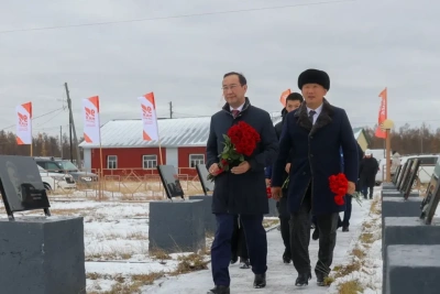 Айсен Николаев возложил цветы к памятнику Федору Попову на его малой родине / ЯСИА   