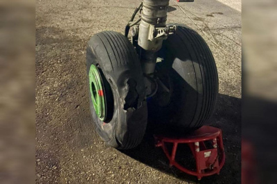 В Якутске у пассажирского самолета разорвало пневматику стойки шасси / ЯСИА Якутск Якутск Республика Саха (Якутия)