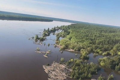 Наполовину затопленную лодку обнаружили в Усть-Майском районе / ЯСИА   